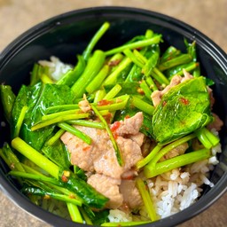 ผัดคะน้าราดข้าว