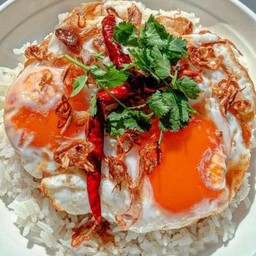 ข้าวไข่ดาวกระเทียมน้ำปลา ( ไข่ 2 ใบ )