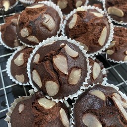 มินิบราวนี่หน้าอัลมอนด์ 6 ชิ้น 1 ถุง