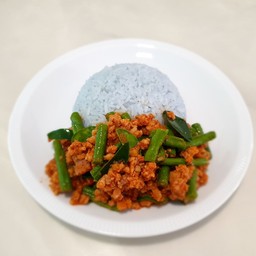 หมูกรอบผัดพริกแกง