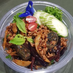 ข้าวกะเพราพริกแห้งหมูสับ+ไข่เยี่ยวม้า+หน่อไม้