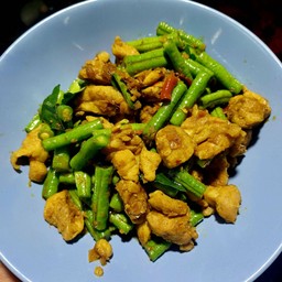 ไก่ผัดพริกแกงถั่ว