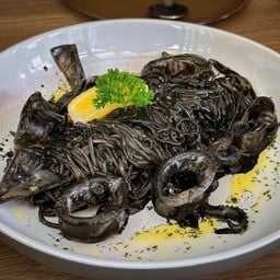 สปาเก็ตตี้ซอสหมึกดำกับปลาหมึก