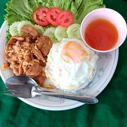 หมูทอดกระเทียมราดข้าว