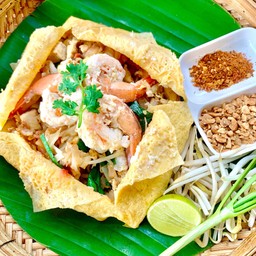 ผัดไทกุ้งสดห่อไข่
