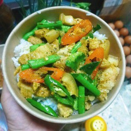 ผัดเครื่องแกงหมูสามชั้นราดข้าว