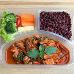 ไก่ผัดพริกแกงใบโหระพา