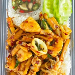 ข้าวผัดกระเพราปลาหมึกใส่หน่อไม้ดอง