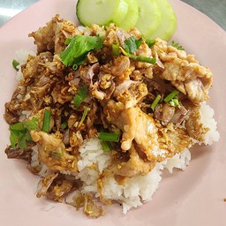 ทอดกระเทียม  ราดข้าว