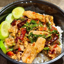 กะเพราหมูชิ้นพริกคั่ว