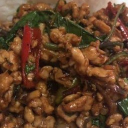 กระเพราหมูสับราดข้าว เสิร์ฟพร้อมกับน้ำซุป