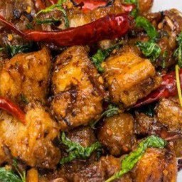 กระเพราหมูกรอบพริกแห้งราดข้าว (ใช้หมูกรอบ 100 กรัม)