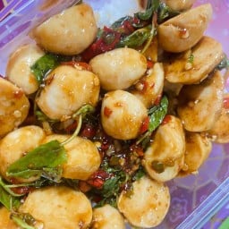 ผัดกะเพราลูกชิ้นหมู