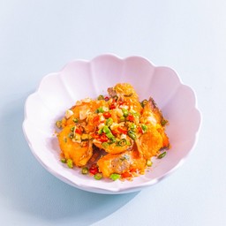 แซลมอนผัดพริกเกลือ