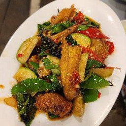 ปลากระพงผัดฉ่า