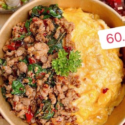 ข้าวกระเพราหมูไข่ข้น
