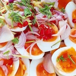 ยำไข่เป็ดต้ม ยางมะตูม