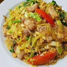 ผัดวุ้นเส้น หมูกรอบ