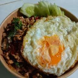 ข้าวหมูสับกะเพราไข่ดาว