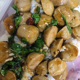 ผัดกะเพราลูกชิ้นเนื้อ