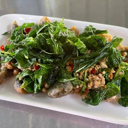 ไข่เยี่ยวม้ากะเพรากรอบ