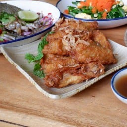 ปีกไก่กลางทอด ซอสมะขาม 10 ชิ้น