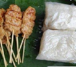 หมูปิ้ง 8 ไม้ ข้าวเหนียว 2 ห่อ น้ำชาไทย 1 แก้ว