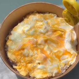 ข้าวไข่ขยี้ ไข่2ฟอง ราดซอสแมกกี้