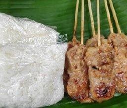 หมูปิ้ง 6 ไม้ ข้าวเหนียว 2 ห่อ น้ำชาไทย 1แก้ว