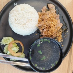 ข้าวหมู/ไก่ทอดกระเทียม