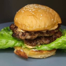 Beef or pork เนื้อหรือหมูเบอเกอร์โฮมเมด