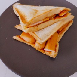 แซนวิสอบร้อน. ไส้กรอกไก่รมควันหนังกรอบ+น้ำพริกเผา