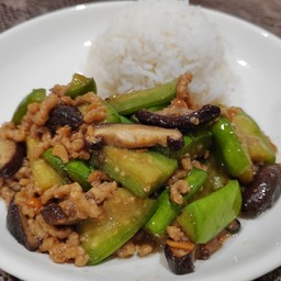 ข้าวราดมะเขือยาวผัดซอสเต้าเจี้ยวเจ