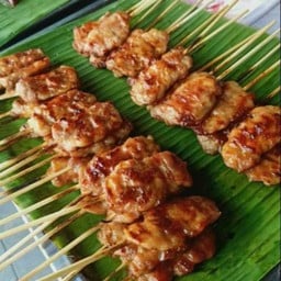 หมูปิ้ง 12 ไม้ ข้าวเหนียว 4 ห่อ น้ำ 2 แก้ว