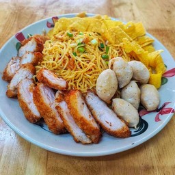 บะหมี่แห้งจัมโบ้ (ไก่ทอด+ลูกชิ้นหมู)