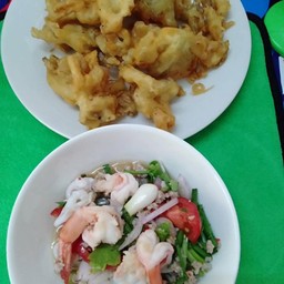 ยำเห็ดทอด