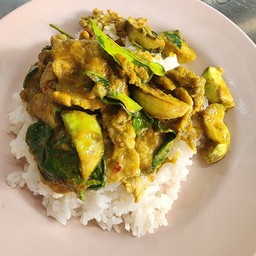 เขียวหวานแห้งหมู ราดข้าว