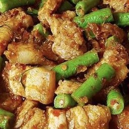 ผัดพริกแกงหมูสามชั้น_ถั่วฝักยาว
