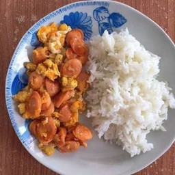 ไส้กรอกผัดไข่ราดข้าว