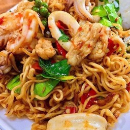 ผัดมาม่าขี้เมารวมมิตร