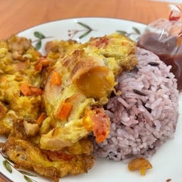 ข้าวไข่เจียวทรงเครื่องไส้กรอก