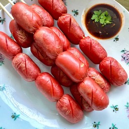 ไส้กรอกแดง พร้อมน้ำจิ้ม+ผัก