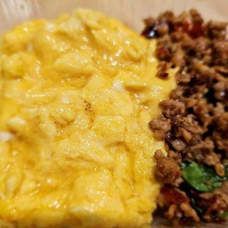 ข้าวกระเพราพริกแห้งไก่ชิ้น+ไข่ลาวา