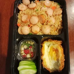 ข้าวผัดไส้กรอก+ไข่ดาว