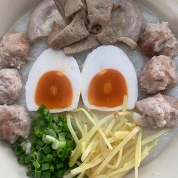 โจ๊กไข่เค็มเต็มฟอง+หมูบะช่อ+ตับ+ไส้