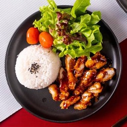 ข้าวไก่ทอดคลุกซอสกระเทียม