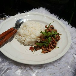 กระเพาหมูสับราดข้าว