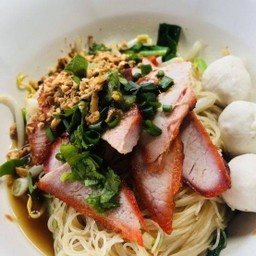 บะหมี่แห้ง  หมูแดง  หมูกรอบ ลูกชิ้นหมู  เพิ่มน้ำราด  แถมน้ำซุป