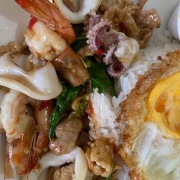 ข้าวกะเพราโคตรรวมมิตรร ดีต่อใจไปไหนก่อนน