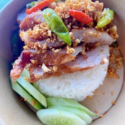ข้าวคอหมูทอด กระเทียม พริกทอด